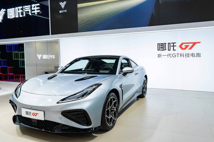 重庆258哪吒汽车在智能汽车领域的表现，领途汽车在新能源汽车市场中的影响力